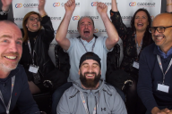 Collaborateurs entrant dans la cabine de la Boîte à Questions MadCityZen pour répondre face caméra. | © MadCityZen